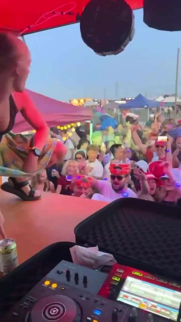 Festivalpublikummet danser lige foran DJ-pulten.
