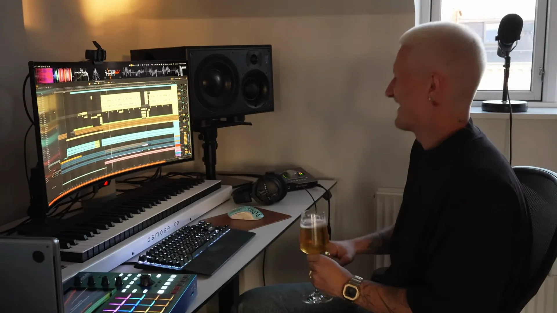 Beyorn i studiet ved en Ableton-session på en stor skærm, en monitorhøjttaler, keyboard og Push.
